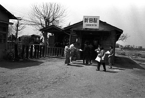 新田駅を利用する市民の風景