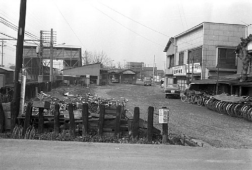 県道金明町・鳩ヶ谷線から見た新田駅