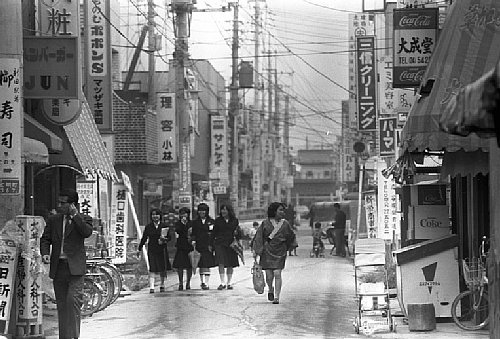 新田駅の商店街の様子