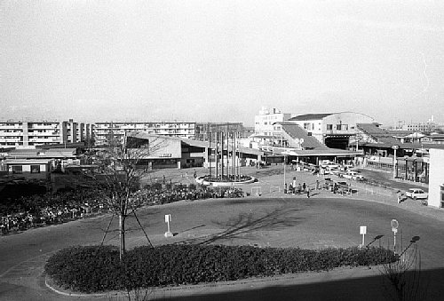 松原団地駅の西口の風景