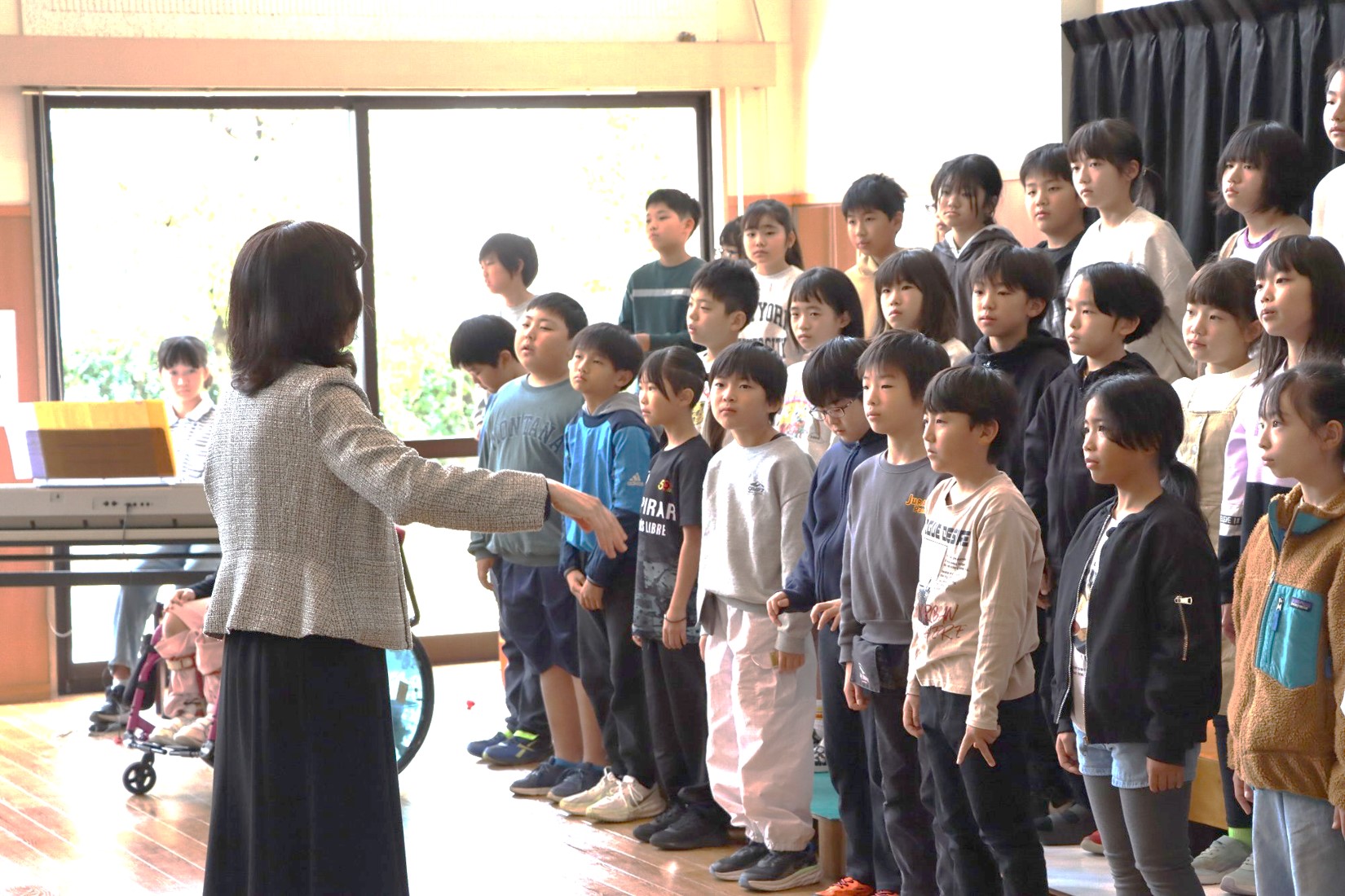 指揮に集中する児童たち