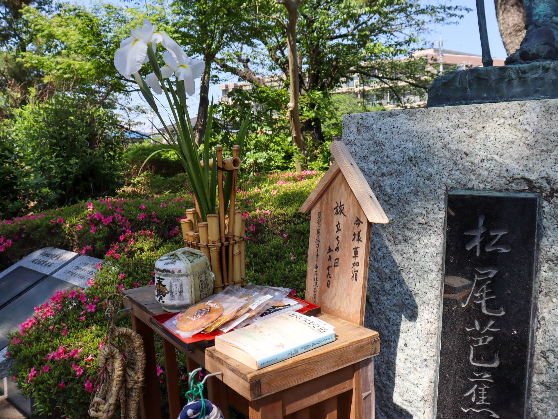 爽やかな青空の下、「芭蕉像・曾良像のお身拭い」が開催されました!の画像