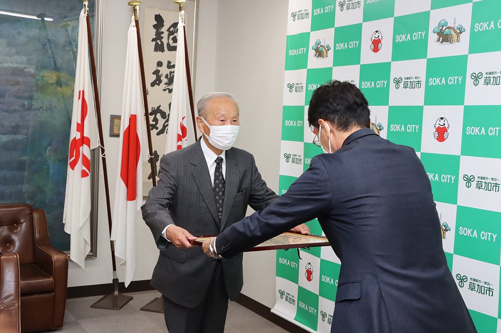 市長から賞状を受け取る深井さん