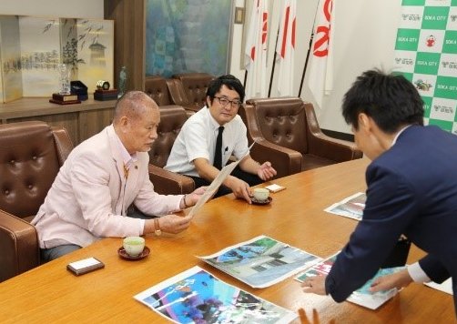 写真を眺める込山氏