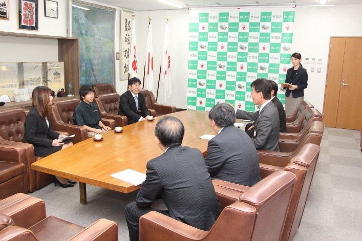 表敬訪問の様子1