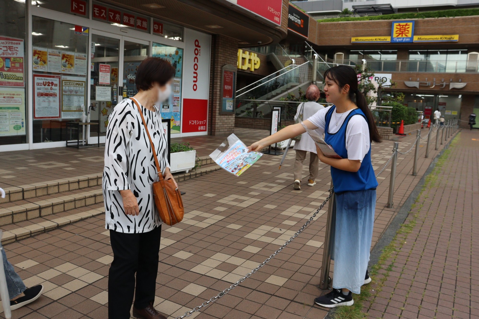 説明しながら呼びかける大学生