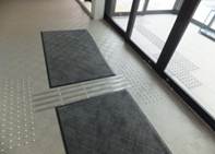玄関前点字ブロックの画像
