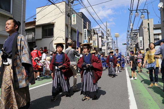 歴史を感じさせる草加宿大名行列