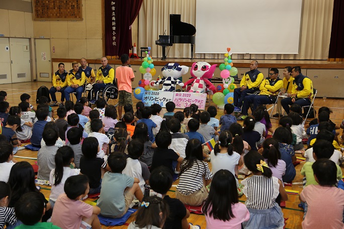 水泳選手団に両新田小学校生徒が質問している写真画像