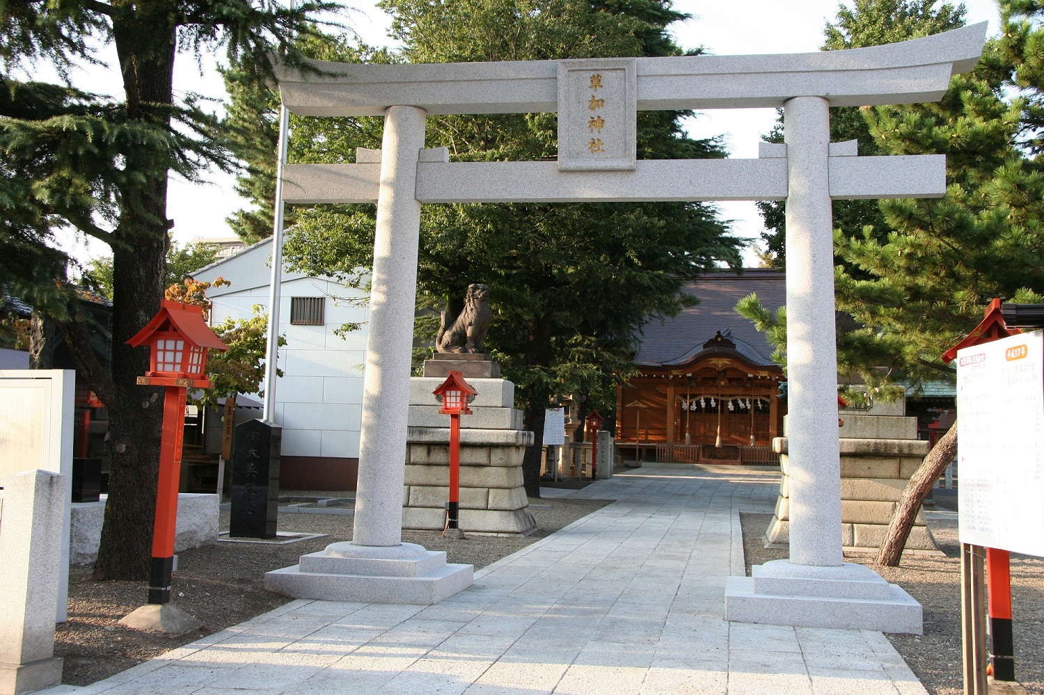 草加神社正面