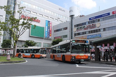 草加駅東口ロータリーのバス.jpg