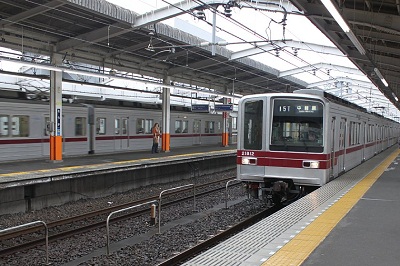 草加駅を出発する鉄道の画像