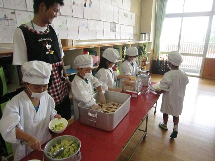 給食を配膳する子どもたちの様子