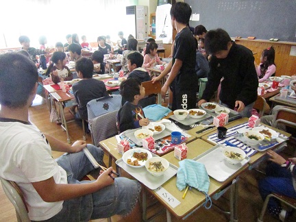 給食を食べる子どもたちの様子