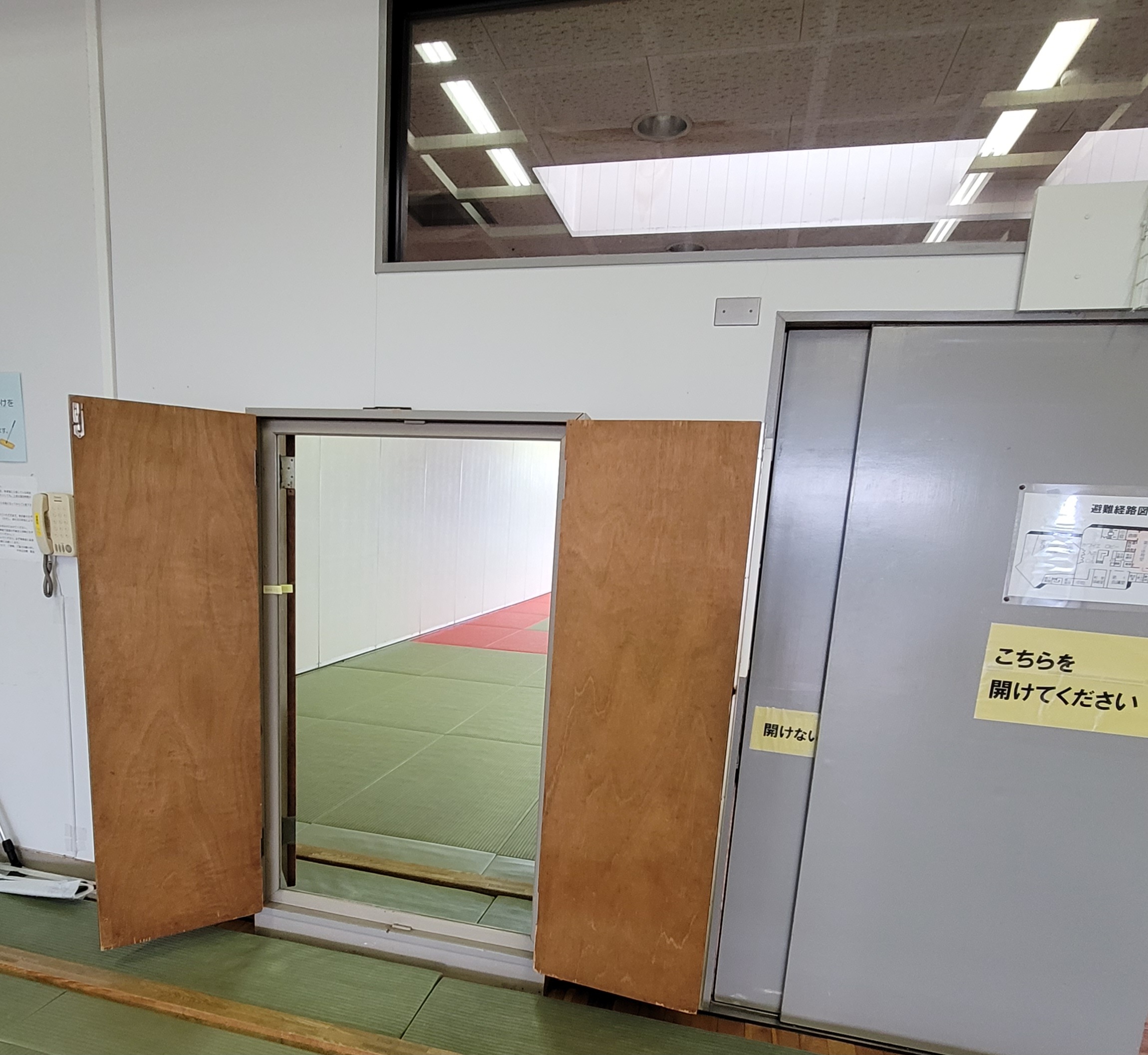 第2体育室 鏡