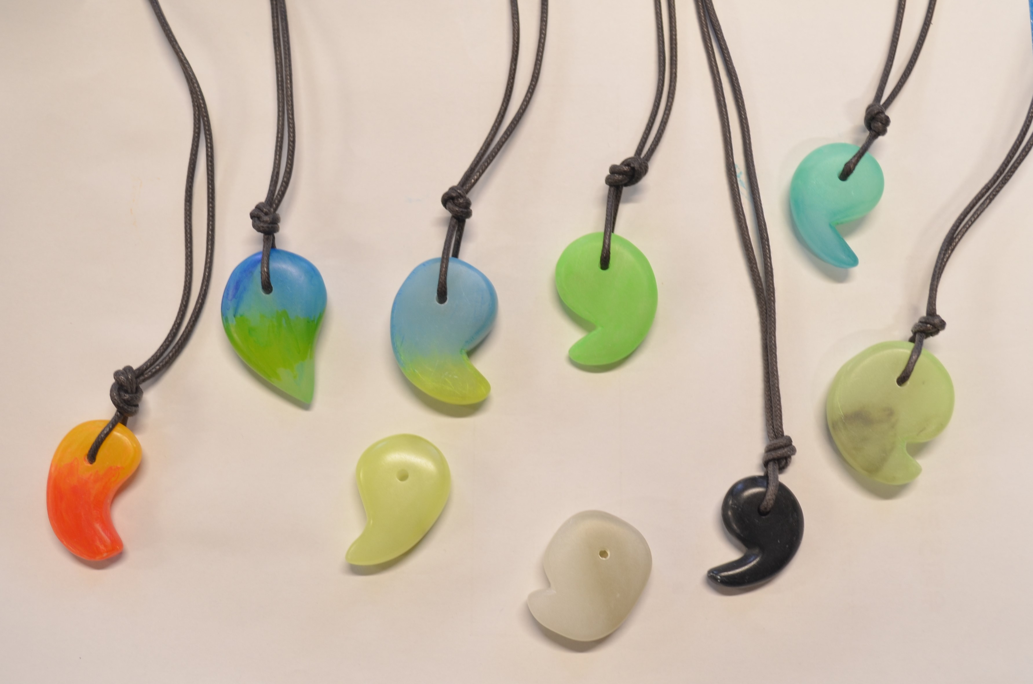 色とりどりに着色して仕上げたまが玉たち。の画像