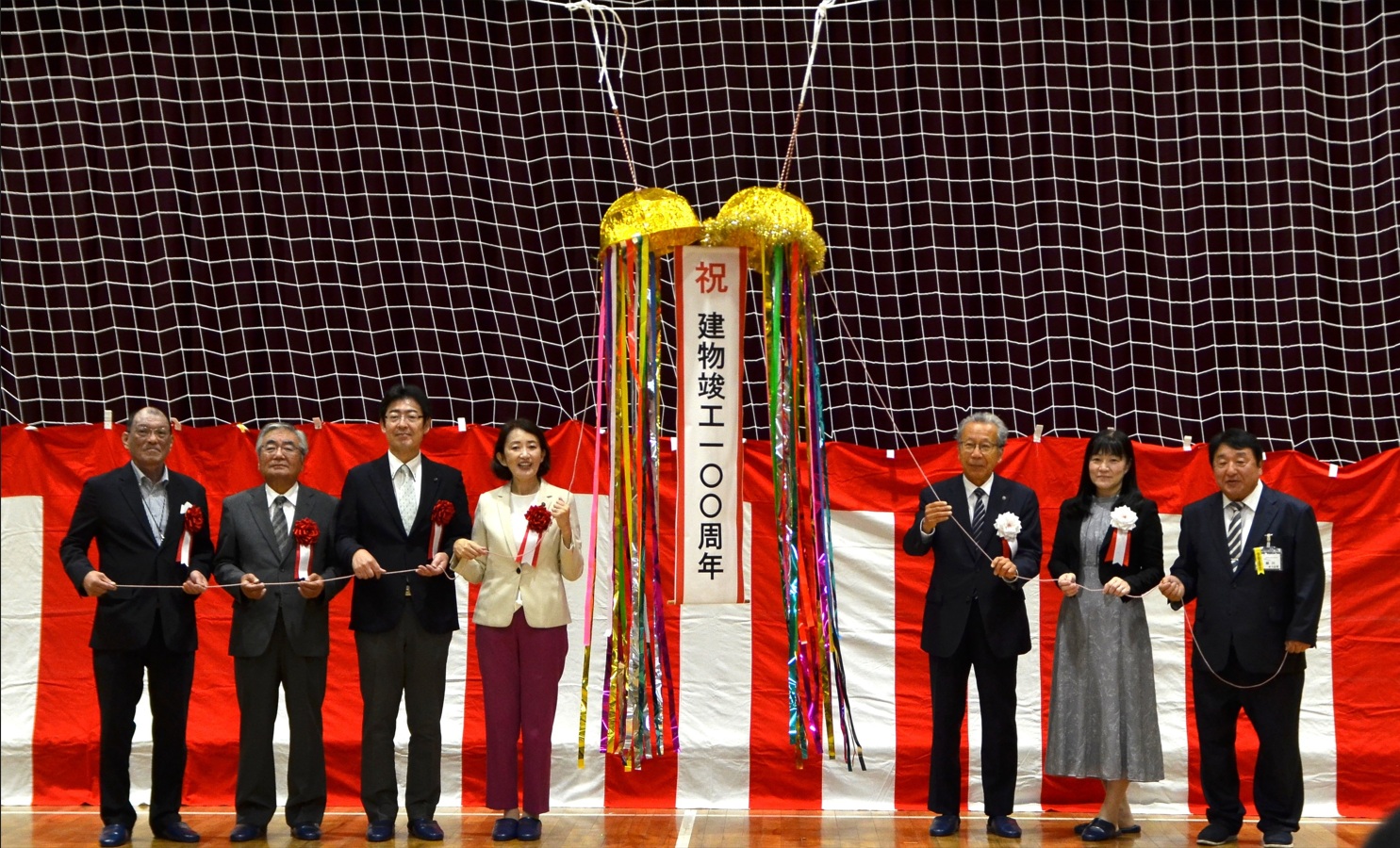 歴史民俗資料館の建物竣工100周年を祝うくす玉開き。の画像