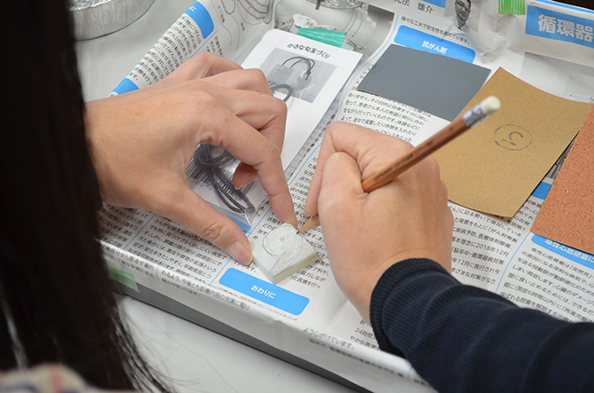 まが玉の素材に下書きをしているところ。の画像