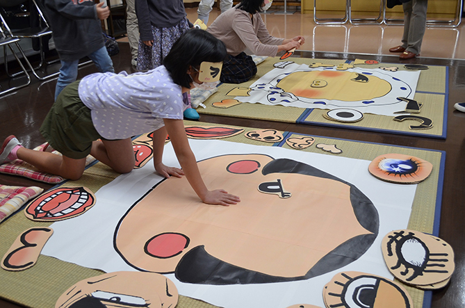 おかめタイプの巨大福笑いの様子。の画像