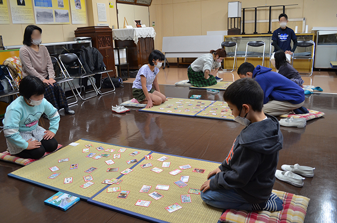 草加お宝かるたで遊ぶ様子。の画像
