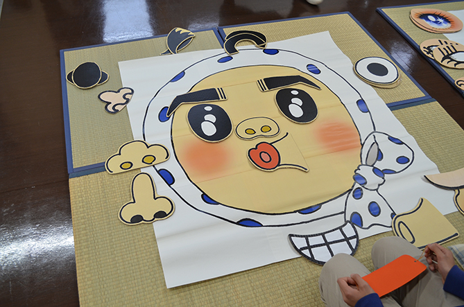 ひょっとこタイプの巨大福笑いの様子。の画像