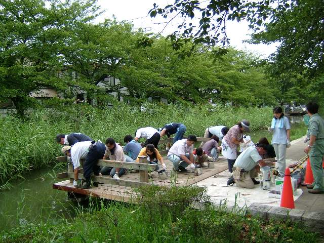 葛西用水人道橋の塗装1
