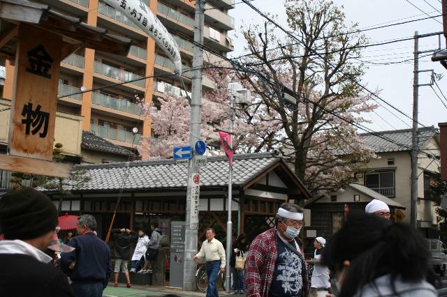 456の市を行き交う人々