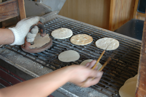 草加せんべいの焼き作業