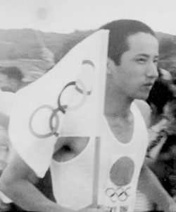 Mr. Iwanaga, who is running with a torch bearer in Takeo City image