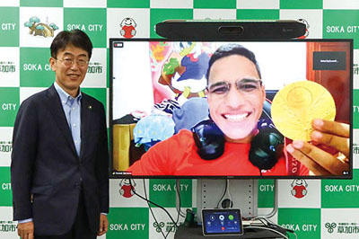 金メダルを持つダニエル選手と浅井市長