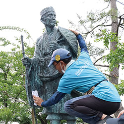 Cleaning of the Statues of Basho and Sora