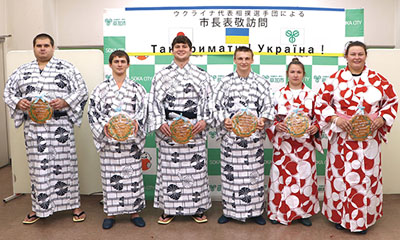 浴衣を着るウクライナ代表相撲選手団