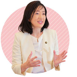 草加市長　山川百合子