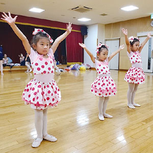 子どものダンスとバレエ教室の様子