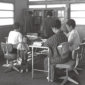 中央公民館の会議室を「図書室」に改造