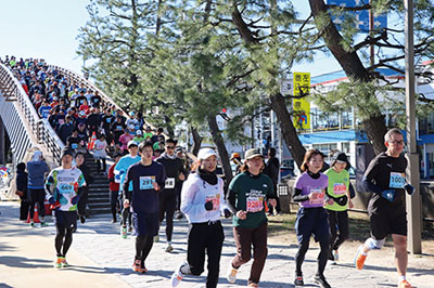 草加松原太鼓橋ロードレース大会の様子