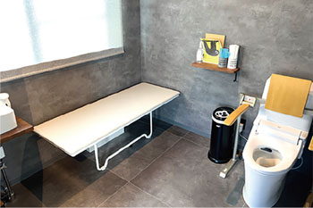 カフェには珍しいユニバーサルトイレも完備